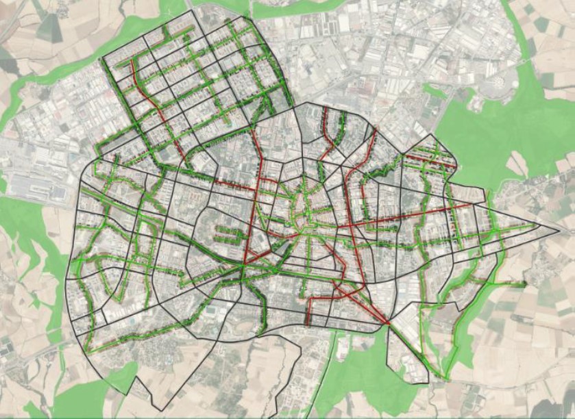 A coloured satellite map showing the city of Vitoria-Gasteiz. Arterial routes that will become boundary roads of future superblocks are overlaid onto the map and are coloured black. Some roads are coloured red and green – there is no indication what this refers to.