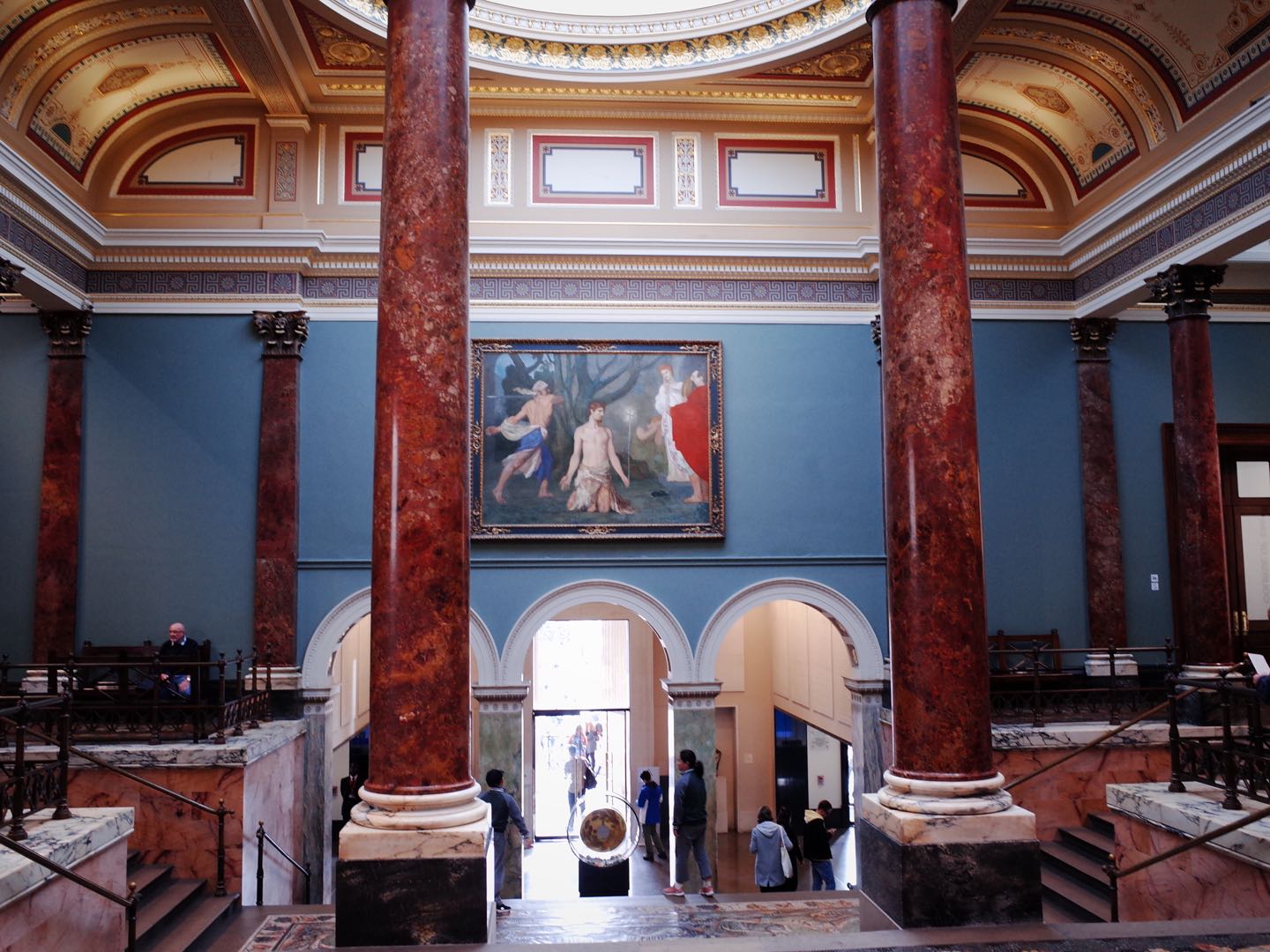 International Student Blogger - Exploring London's Art in a One Day Tour - pillars and interiors in the National Gallery