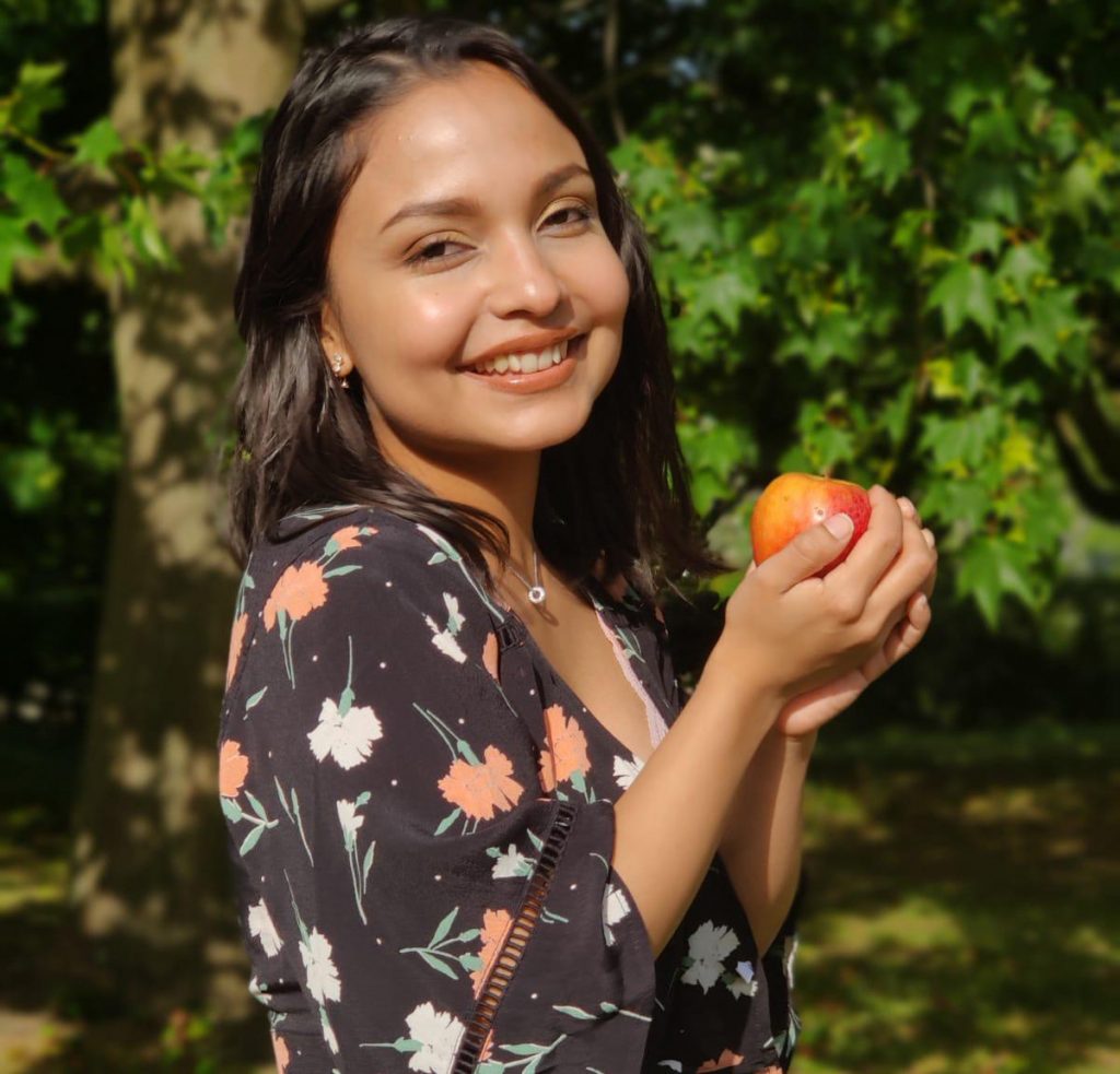 Mindfulness - Happiness Is a Choice_International Student Blogger, Celeste Mejia Avila_holding an apple in Regents Park