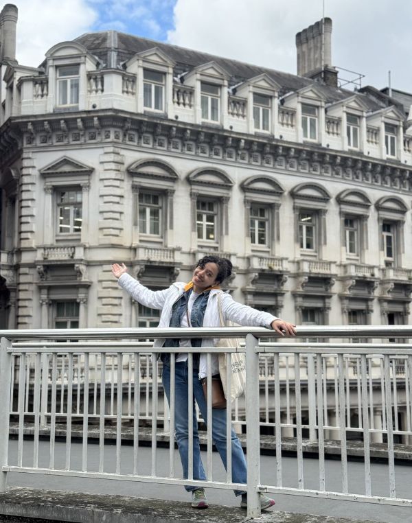 Yasi in front of London architecture-London Adventure-600