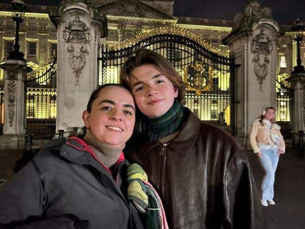 Living by Yourself in London: Finding Comfort in Metropolitan Chaos-Bernado with friend in front of Buckingham Palace_International Student Blog-Bernado Arton_900