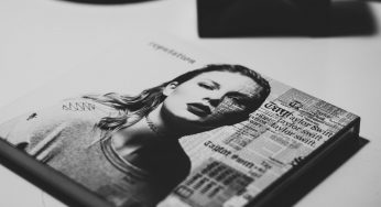 Taylor Swift facing trial over copyright issue with one of her hit songs “Shake It Off”.