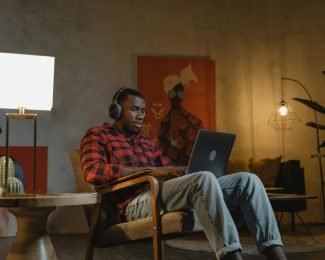 Overcoming Diffi culties: Adapting to Remote Work