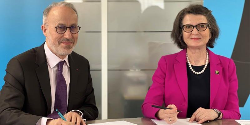 Philippe Jamet (left) and Katalin Illes (right) signing progression agreement